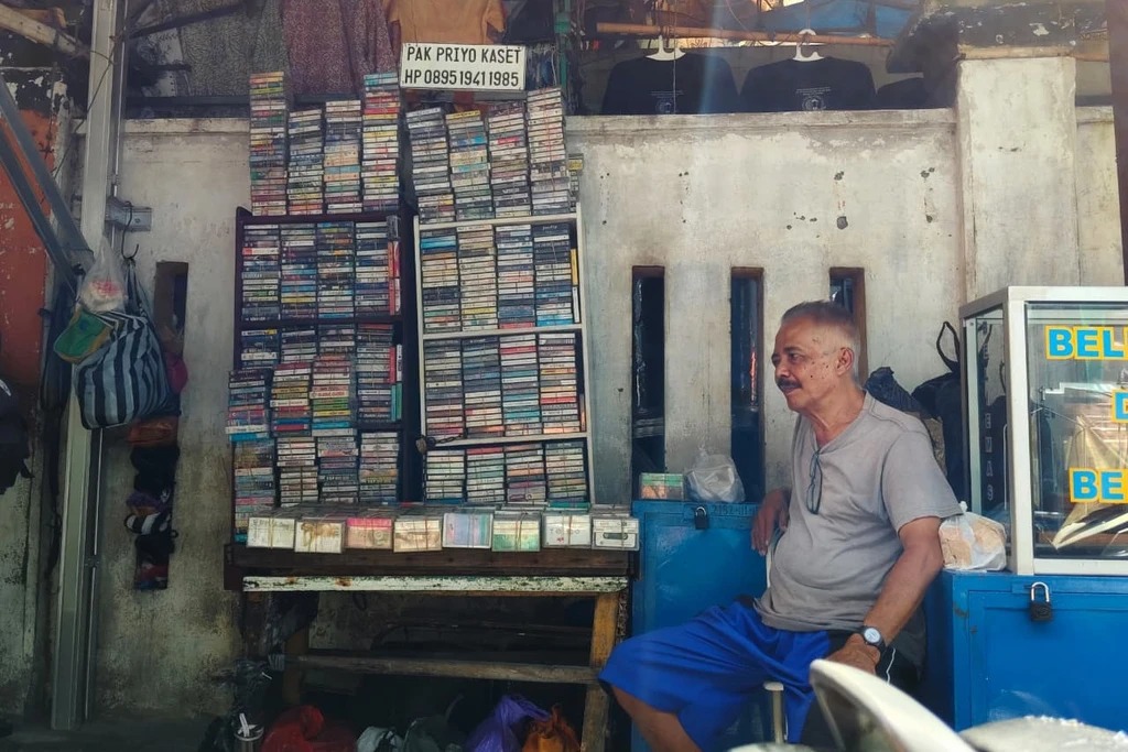 Lapak kaset pita milik Priyo Sanyoto di Pasar Beringharjo Yogyakarta