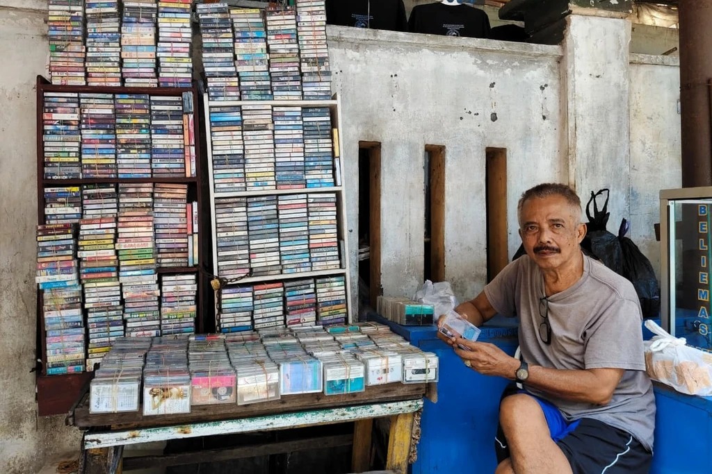 Kaset pita dan CD lawas di lapak Pasar Beringharjo