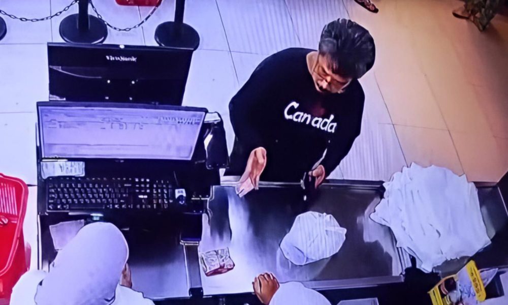 Foto: Dosen Inisial Amal Said (baju hitam) Foto: Dosen berinisial AS ludahi kasir wanita di salah satu swalayan di Makassar usai ditegur memotong antrean. (dok. Istimewa)n. (dok. Istimewa)