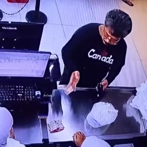 Foto: Dosen Inisial Amal Said (baju hitam) Foto: Dosen berinisial AS ludahi kasir wanita di salah satu swalayan di Makassar usai ditegur memotong antrean. (dok. Istimewa)n. (dok. Istimewa)