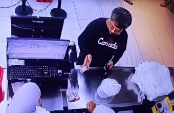 Foto: Dosen Inisial Amal Said (baju hitam) Foto: Dosen berinisial AS ludahi kasir wanita di salah satu swalayan di Makassar usai ditegur memotong antrean. (dok. Istimewa)n. (dok. Istimewa)