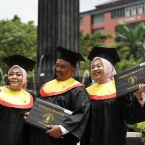 Anak, Ibu, dan Bapak Wisuda Bersama dari Fakultas Hukum UB. (Foto: Laman Resmi UB)