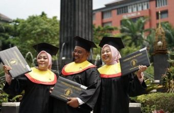 Anak, Ibu, dan Bapak Wisuda Bersama dari Fakultas Hukum UB. (Foto: Laman Resmi UB)