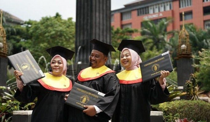 Anak, Ibu, dan Bapak Wisuda Bersama dari Fakultas Hukum UB. (Foto: Laman Resmi UB)
