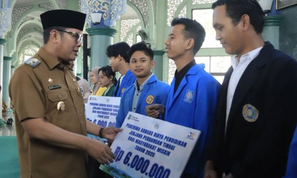 Wali Kota Tangerang Sachrudin dan Wakil Wali Kota Tangerang Maryono berfoto bersama penerima Bansos Biaya Pendidikan Jenjang Perguruan Tinggi bagi Masyarakat Miskin Tahun 2025 .(Dinsos/ANANDA ADINING PUTRA)