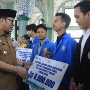 Wali Kota Tangerang Sachrudin dan Wakil Wali Kota Tangerang Maryono berfoto bersama penerima Bansos Biaya Pendidikan Jenjang Perguruan Tinggi bagi Masyarakat Miskin Tahun 2025 .(Dinsos/ANANDA ADINING PUTRA)