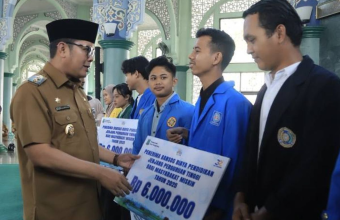 Wali Kota Tangerang Sachrudin dan Wakil Wali Kota Tangerang Maryono berfoto bersama penerima Bansos Biaya Pendidikan Jenjang Perguruan Tinggi bagi Masyarakat Miskin Tahun 2025 .(Dinsos/ANANDA ADINING PUTRA)